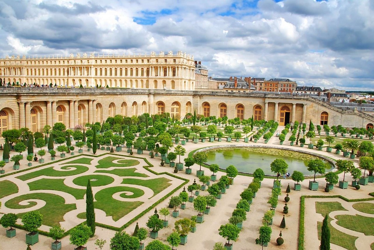 Версальский дворец с парковым ансамблем.