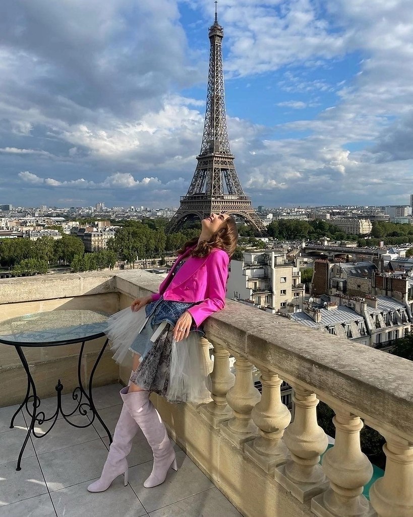Эмили в Париже Эйфелева башня