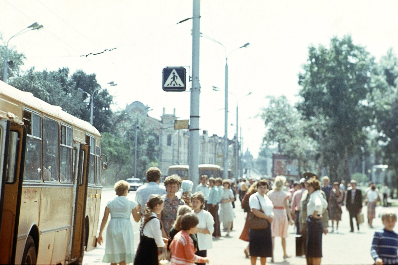 Советские без остановки. Автобусы 1985 годов фото. Сталинский СССР фото. Ленина 6 фото.