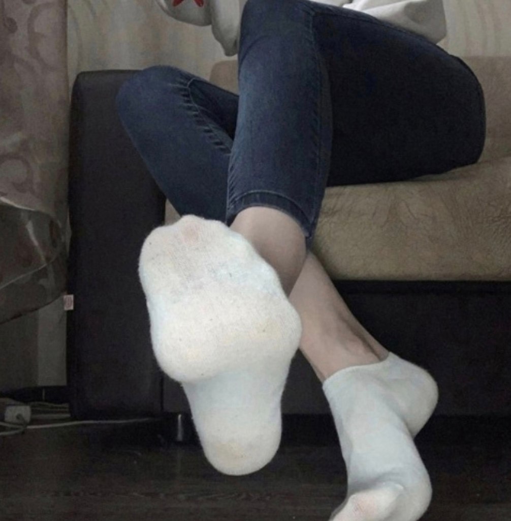 Ноги в белых носках