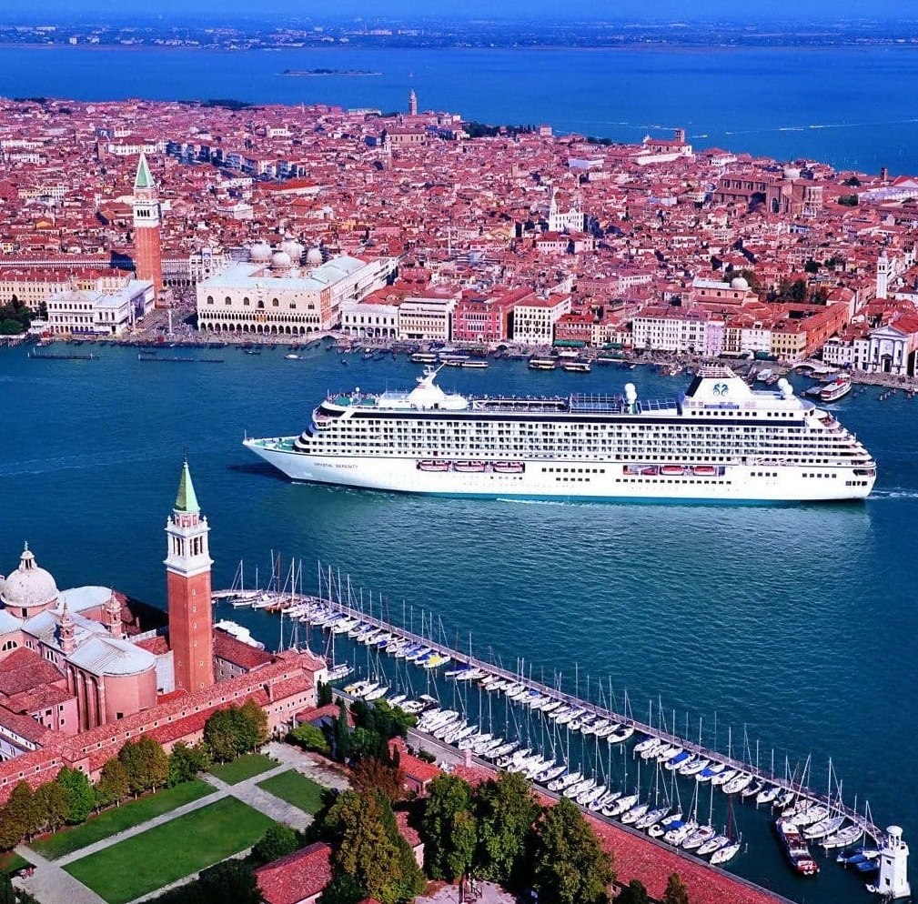 Лайнер в венеции фото круизный заходит порт