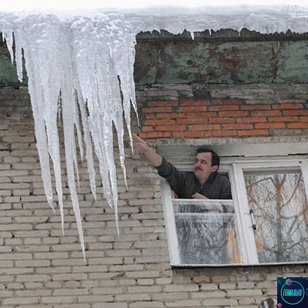 Снег с крыши на голову. Сосуля Матвиенко. Огромные сосульки. Сосульки на крыше. Огромные сосульки на крыше.