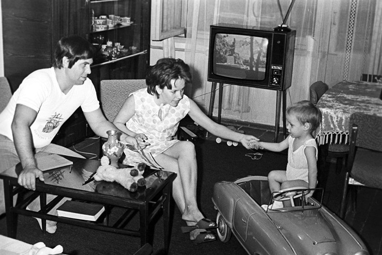 Семья в советское время. Советская семья. Обычная Советская семья. Советская семья у телевизора. Семейные советские снимки.