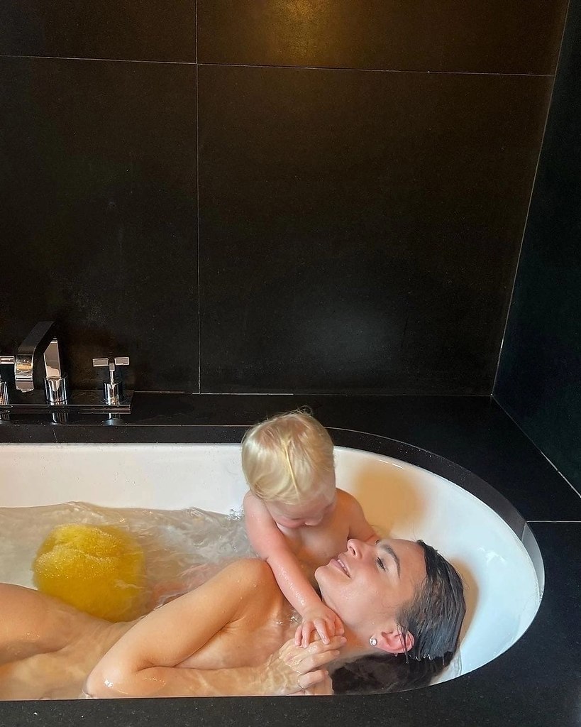 Эмили Ратаковски в ванной с сыном
