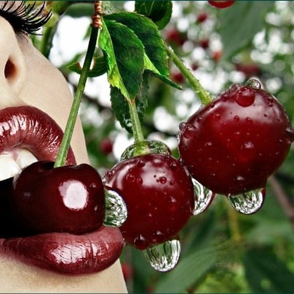 Вишни вкус на губах песня. Девушка вишенка. Слушать вишня вкус. Слушать вишня вкус. Девушка ест вишню.