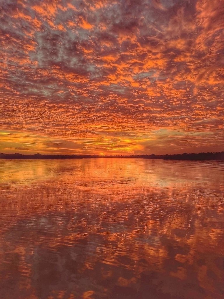 Закат над водой