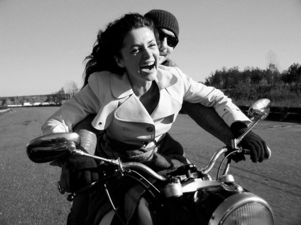 Парень и девушка на мотоцикле из фильма