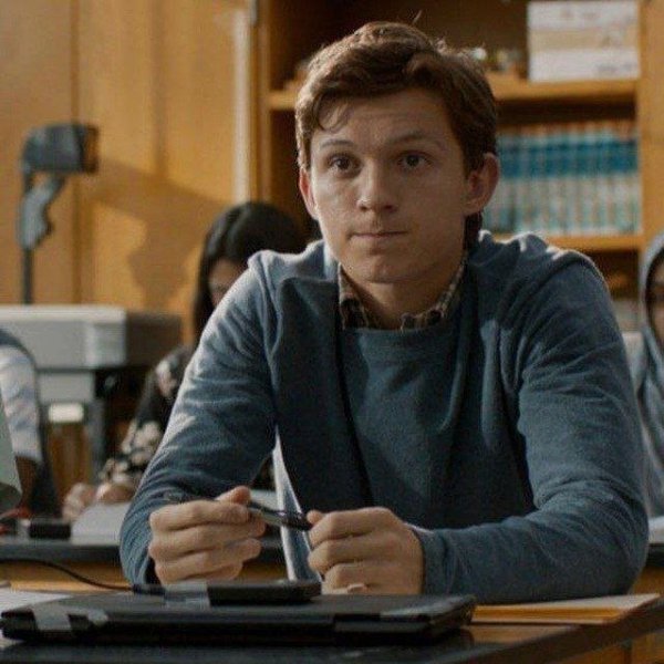 Том классе. Питер Паркер за партой. Peter Parker icon Tom Holland. Питер Паркер в колледже. Питер Паркер 1 студент картинки с универа.