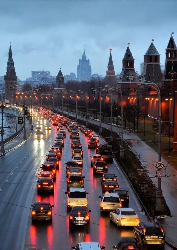 Москве более. Москва дорога. Московские дороги. Автодороги Москвы. Дорога в городе Москва.