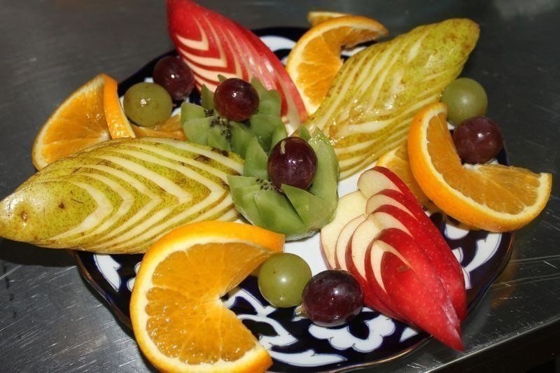 Украшение фруктами в домашних условиях. Фруктовая нарезка. Фруктовая тарелка. Красивая нарезка фруктов. Красиво порезать фрукты.