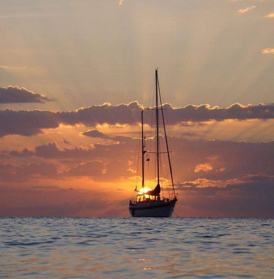 Фото парусника в море на рассвете