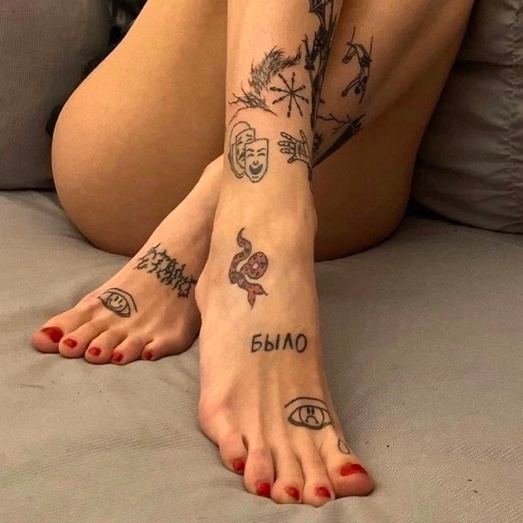 Модные тату 2022 на ноге женские