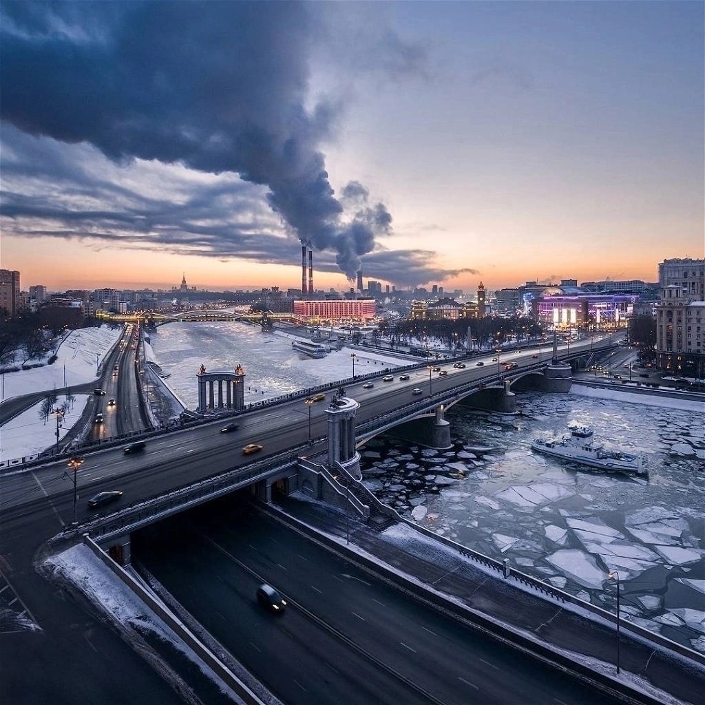 Москва замерзает. Холодная Москва. Москва река зима. Москва река зимой. Реки Москвы.