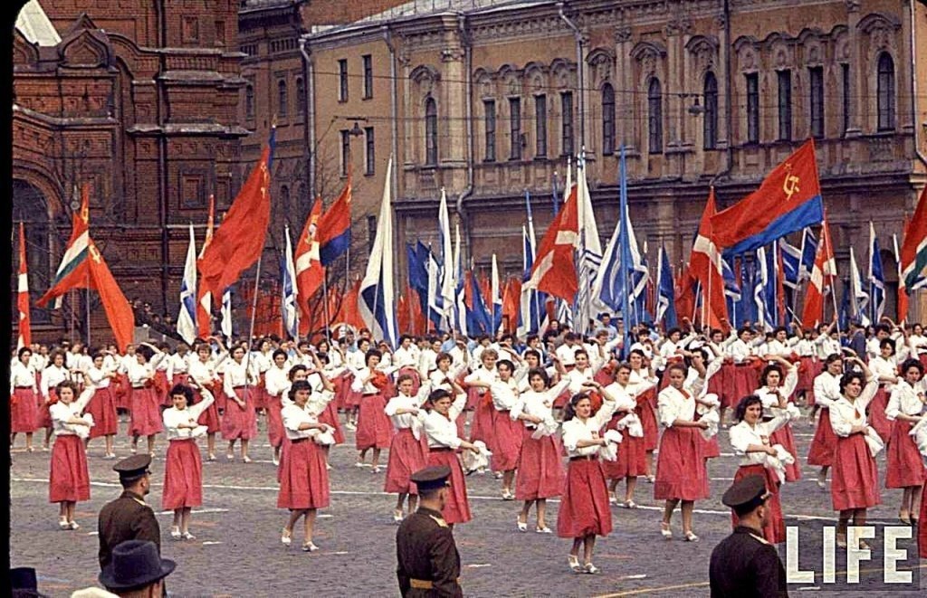 Праздники мая 20 года. Первомай парад СССР. Первомай демонстрация СССР. 1 Мая шествие СССР. Демонстрация 1 мая в СССР.