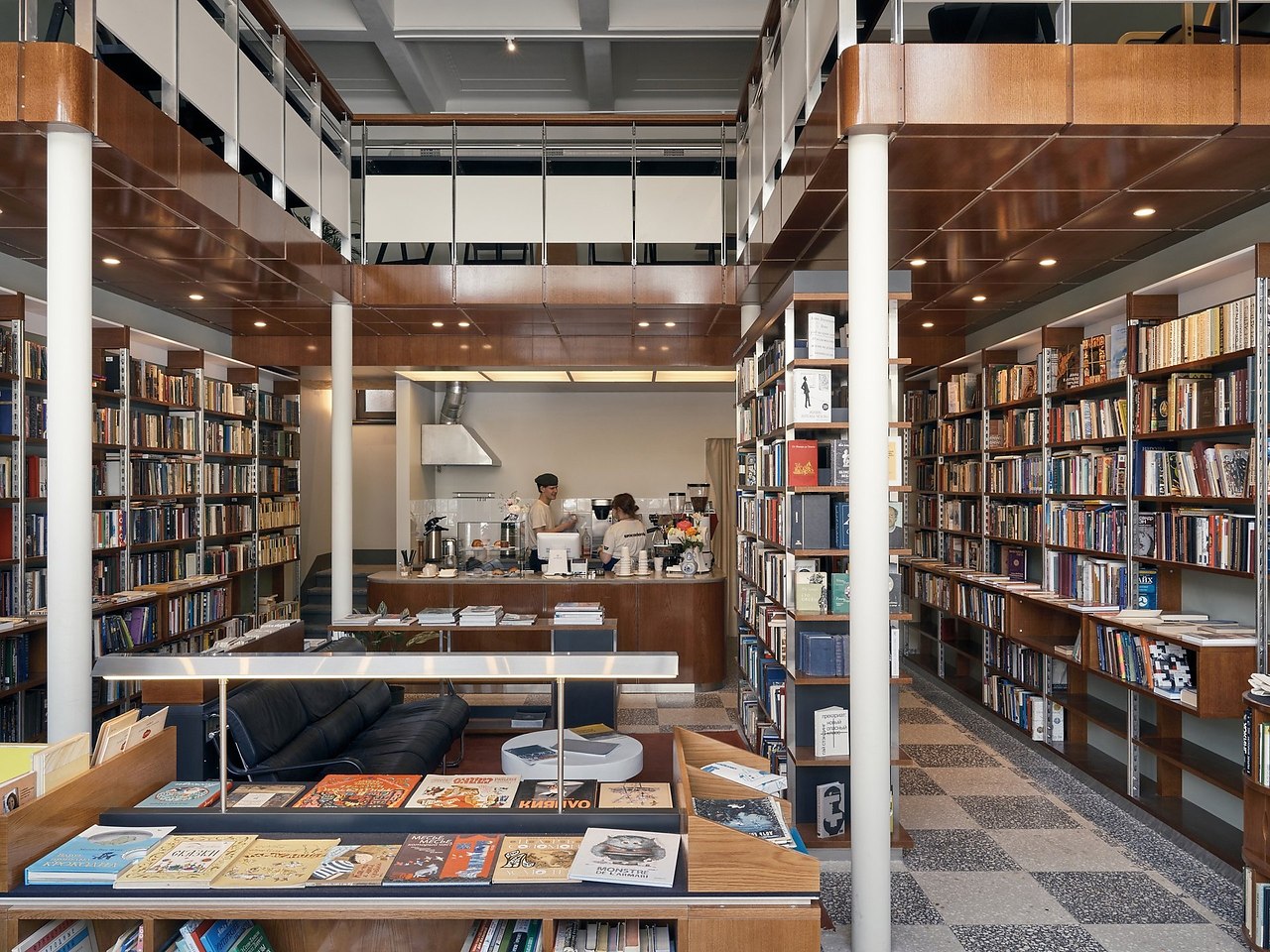 Команда «Подписных изданий» открыла букинистический магазин «Академия ...