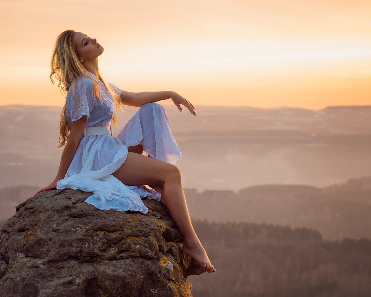 Медитация девушка. Душевная девушка. Путь к женственности. Счастливая девушка. Женщина наполненная женской энергией.