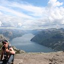 ����������� (����. Preikestolen) ��-��������� Pulpit Rock (������-�������). ��� ���������� ��� ������� 604 � ��� ����-������� (Lysefjord) �� ������� ����� ��� ������������
