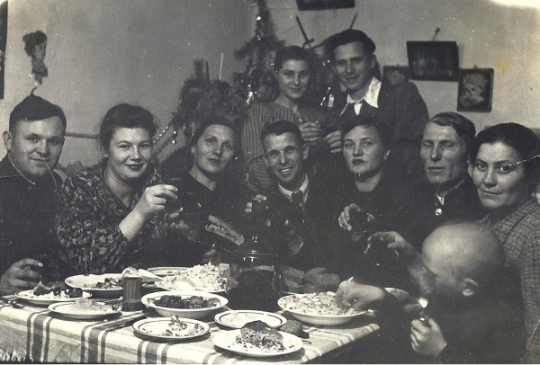 Фотография «С кем встречаете?» - новогодний праздник 40-50-х годов,мои родственники,Кавказ - лана, Санкт-Петербург Новый год 2014 - Фото: новогодний праздник 40-50-х годов,мои родственники,Кавказ - лана, Санкт-Петербург
