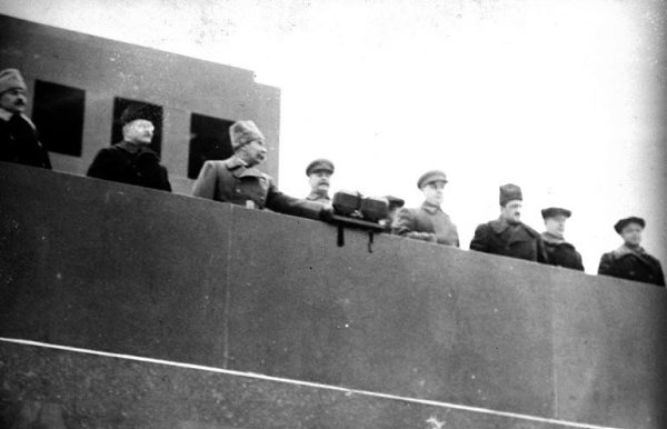 Сегодня день Октябрьской Революции 1917 года. В России 96 лет назад свергли Временное правительство ... - 2
