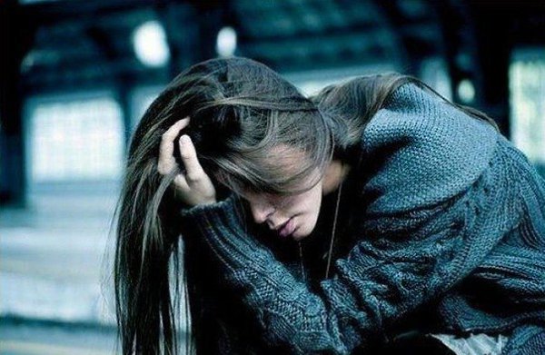 Заплакать бы сейчас... и чтобы кто-нибудь утешил... Я так устала быть сильной. Хочу хоть немножко ...