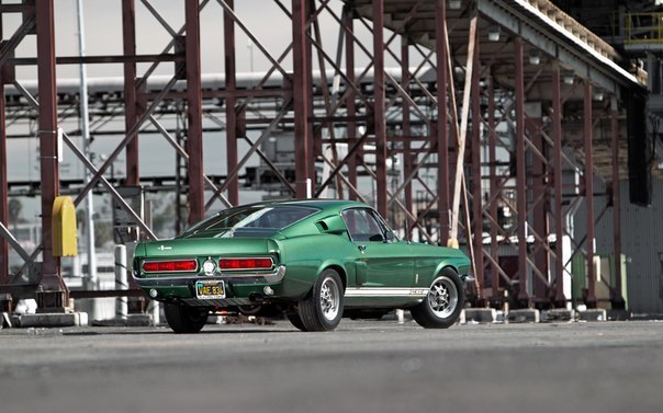 1967 Shelby GT500 vs 1967 Chevrolet Corvette Sting Ray 427 - 5