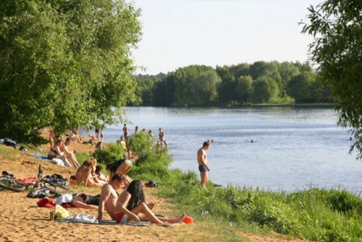 Купание вечером на озере. Щукино озеро москва. Казань пляжи для купания. Белое озеро косино пляж. Купаться черное.