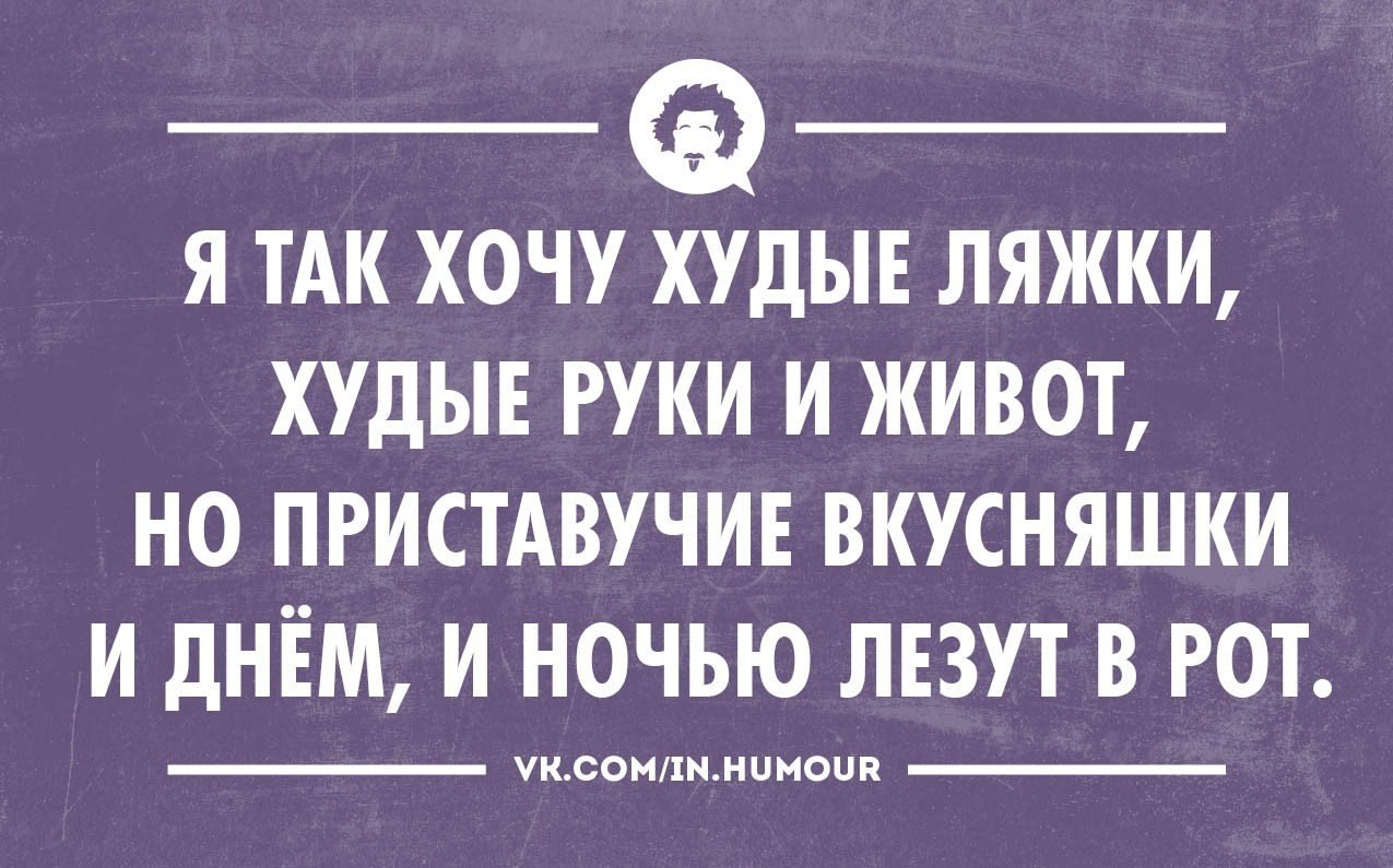 Водя розой по животе парню, худышка хочет подарить всю себя