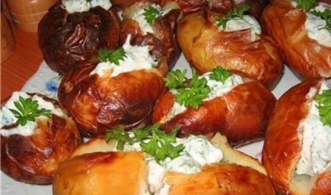 Картофель с начинкой. Продукты, необходимые для приготовления картофеля с начинкой: крупный ...