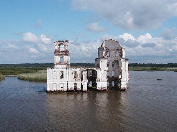 Из-за засухи Волга сильно обмелела, и на поверхность вышел затопленный в 1940 г. город Молога.