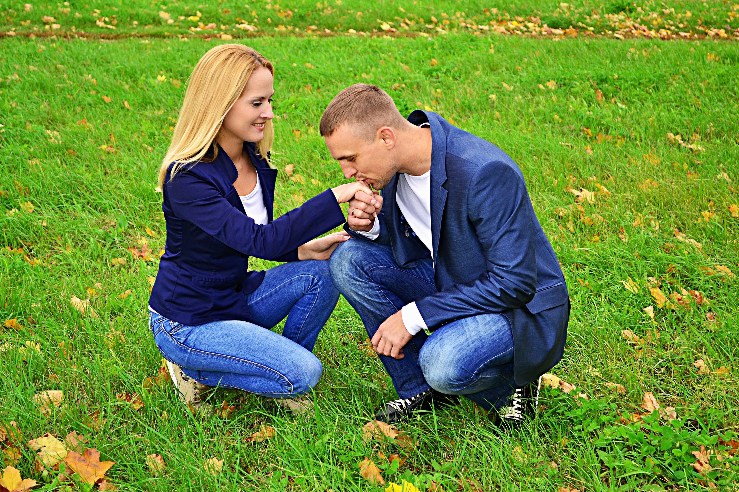Я целую тебя..И пусть ветер ночной... Поцелуй донесет до тебя.... Я целую тебя.... Ты как прежде ...