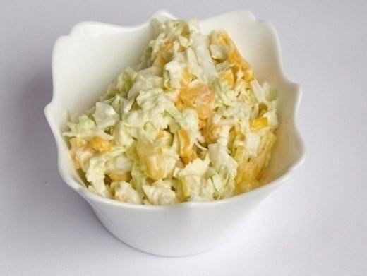 Салат капустный с кукурузой и яблоком. 90 ккал на 100 гр Ингредиенты: - Кукуруза консервированная ...