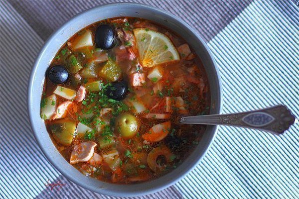 Солянка.Ингредиенты:4 л мясного бульона2 репчатых луковицы4 ст. л. томатной пасты8-10 соленых ...
