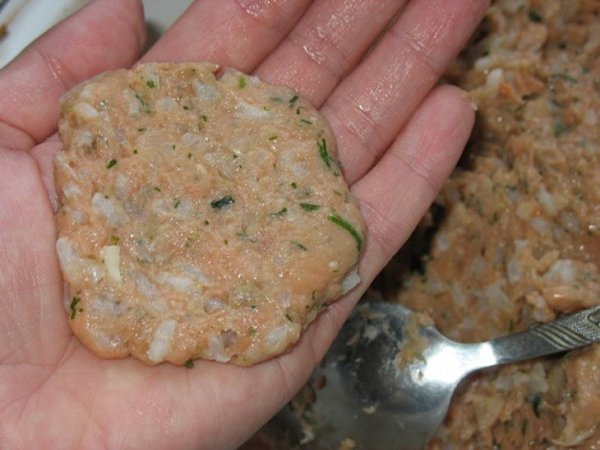 Рыбные котлетки с грибами.Ингредиенты:Для фарша:Кижуч мороженый - 1,5 кгЛук репчатый - 2 шт.Рис - ... - 5