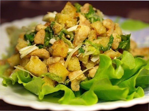 Хрустящий салат с ананасами и курицей.Состав продукта:300гр. куриного филе200гр. консервированных ...