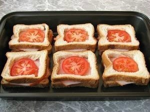 Горячие бутерброды. Для 6 бутербродов нам понадобятся: 6 кусочков окорока (колбасы, балыка и т.д.) ... - 6