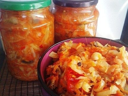 Солянка из капусты и грибов. Ингредиенты 1 кг лука измельченного 1 кг моркови 1 л Масло растительное ...