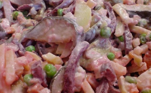 Салат ?Росолье? с маринованными грибами. Ингредиенты: картофель 3-4 шт.,морковь 1-2 шт.,свёкла 1-2 ...