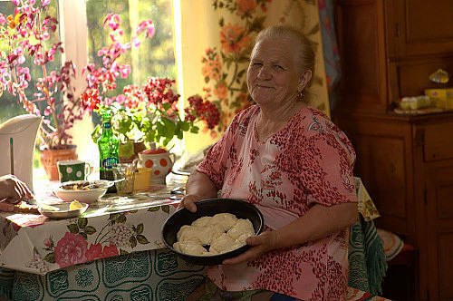 Согнулся дом, присел на камушек. Зарос травою – не видать! А мне всё кажется, что бабушка в него ...