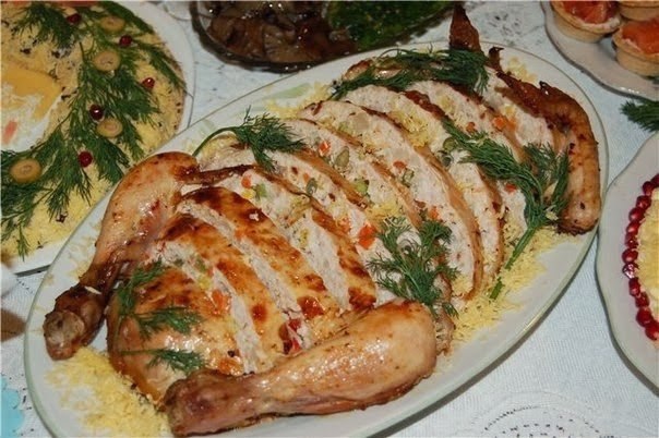 Курица фаршированная ветчиной и сыром. Ингредиенты: курица - 1 шт, соль, перец, майонез для начинки ...