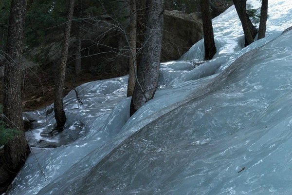 Замерзшая горная река