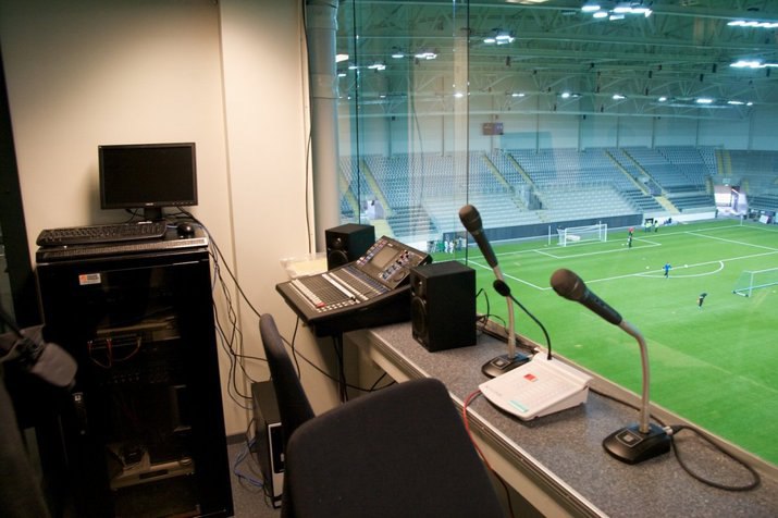 футбольный матч и комментаторская будка