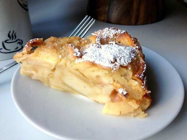 Шарлотка с кислыми яблоками и корицей.Ингредиенты:Яблоки - 3 штукиСахар - 1 стаканМука пшеничная - 1 ...