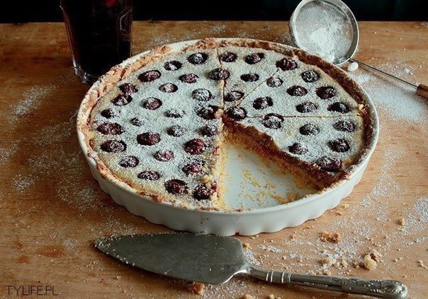 Очень вкусный и простой тарт с вишней и миндалем. Ингредиенты: Основа: 1,25 стакана муки 1/3 стакана ...