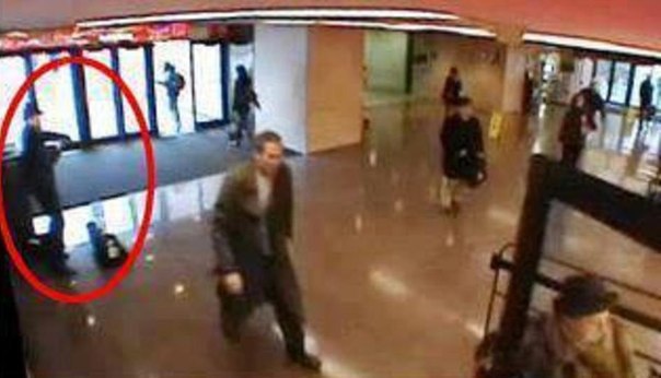 Как много мы не замечаем в этом мире? Человек стал на станции метро в Вашингтоне и начал играть на ...