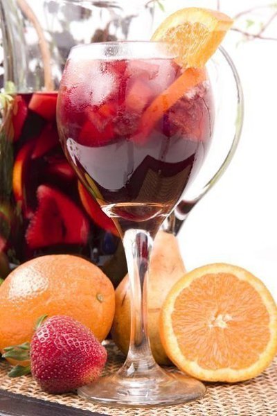 Сангрия (Sangria). Самый популярный, разве что после пива и вина, напиток в Испании. Приготовленная ...