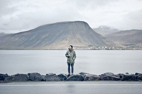 Очень важно научиться никого не держать. Есть рядом хорошие люди — радуйся, нет рядом никого — ...