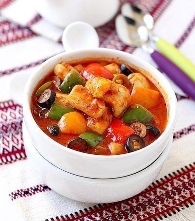 Куриный суп с рисовой лапшой и овощами. На 100 г 60 ккал куриная грудка 200 гр рисовая лапша 40 гр ...