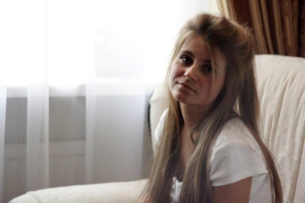 Они рядом сидели, обнявшись любя. Она тихо спросила: «Что я для тебя?» Немножко подумав, с мечтами в ...