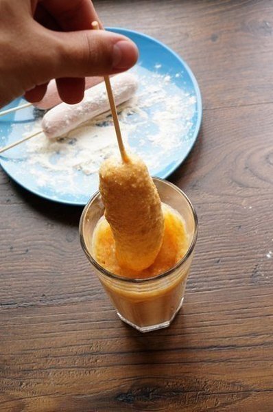 Корн Дог(или сосиска в тесте).Ингредиенты: Мука - 100 гр. Кукурузная мука - 100 гр. Сахар - 3 ст.л. ... - 5