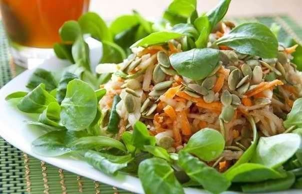 Салат из яблок и моркови. 2 зеленых сочных яблока 2 моркови пучок листового салата 3-4 грецких ореха ...